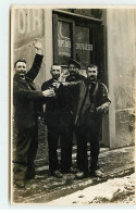 Carte Photo à Localiser - Hommes Trinquant Devant Un Café Comptoir Chevalier - Cafes