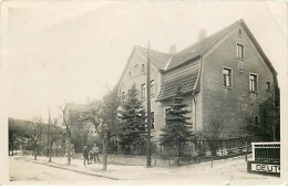 Carte Photo à Localiser - Hommes Et Enfant Devant Une Grande Maison - Otros & Sin Clasificación