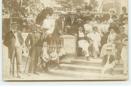 Carte Photo à Identifier - Groupe D'hommes, De Femmes Et D'enfants Sur Un Perron - Zu Identifizieren