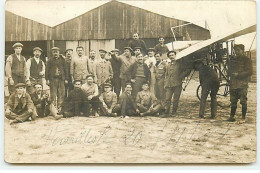 Carte Photo - VERSAILLES - Hommes Près D'un Avion Devant Un Hangar, 20 Novembre 1914 - Versailles
