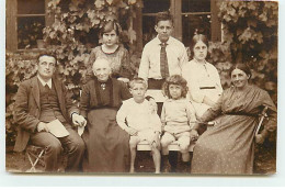 Carte Photo à Identifier - Une Famille Devant Une Maison - Zu Identifizieren