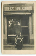 Carte Photo à Localiser - Femmes Devant Une Charcuterie - Shops