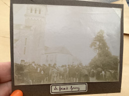 Photo Snapshot 1900 BOURDON-LANCY  La Foire à Grury  Homme, Femme, Enfants, Animaux Bestiaux Dans La Ville, église - Anonieme Personen