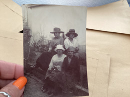 Photo Snapshot 1900 BOURDON-LANCY Femme, Assise Devant Leur Maison, Avec Des Chapeaux - Personnes Anonymes