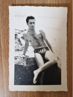 19491.  2  Fotografie D'epoca Uomo Costume Mare Muscoli Aa '50 Italia - 12x8,5 - Anonyme Personen