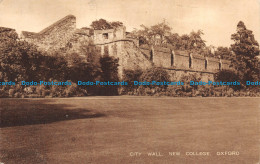 R106527 City Wall. New College. Oxford. 1945 - Mundo