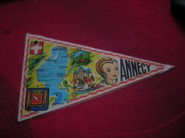 Ancien Drapeau Fanion Touristique Velo Scooter Vespa Voiture Caravane Souvenir De Annecy Bon Etat - Ecussons Tissu