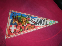 Ancien Drapeau Fanion Touristique Velo Scooter Vespa Voiture Caravane Souvenir De Savoie Bon Etat - Escudos En Tela