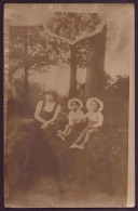 Carte-photo " Femme Et 2 Enfants Assis Dans L'herbe " - Photographie