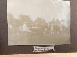 Photo Snapshot 1900 BOURDON-LANCY Homme Dans Sa Calèche, Au Champ De Course, Femme, Qui Se Promène Qui Marche - Personnes Anonymes