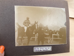 Photo Snapshot 1900 BOURDON-LANCY Champ De Course Homme Avec Cheval Vue Gendarme Au Champs De Course - Anonyme Personen