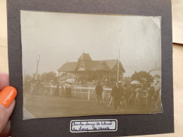 Photo Snapshot 1900 BOURDON-LANCY Le Champ De Course, Les Tribunes Femme Avec Ombrelle Maison - Anonyme Personen
