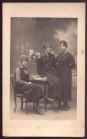 Carte-photo " 3 Jeunes Femmes Près D'une Table " - Photographie