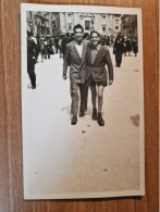 19493.  Fotografia Cartolina D'epoca Uomini A Passeggio In Luogo Da Identificare Aa '40 Italia - 14x9 - Personas Anónimos