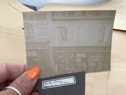 Photo Snapshot 1900 BOURDON-LANCY Dans La Rue Saint-Jean, Commerce, Magasin, Spécialiste De Dragées - Personnes Anonymes