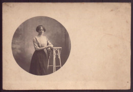 Carte-photo " Jeune Femme, Bandeau Dans Les Cheveux, Appuyée à Une Sellette " - Photographie