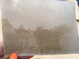 Photo Snapshot 1900 BOURDON-LANCY La Cour Des Termes Après L’inondation Femme En Train De Travailler - Anonyme Personen