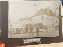 Photo Snapshot 1900 BOURDON-LANCY Sur La Place Des Capucines, La Veille Du Spectacle échelle Homme Qui Monte Chapiteau - Personnes Anonymes