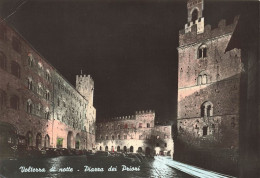 ITALIE - Volterra - Di Notte - Vue Sur La Place Des Prieurs - Vue De Nuit - Carte Postale Ancienne - Pisa