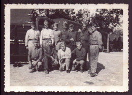 Photo ( 8.5 X 6 Cm ) " Groupe De Soldat Devant Un Véhicule " - Guerra, Militari