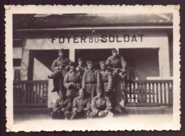 Photo ( 8.5 X 6 Cm ) " Soldats Devant Le Foyer " Souvenir De Manoeuvre Oberhoffen, 1936 - Oorlog, Militair