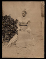 Madagascar - Jeune Femme Betsimisaraka En Toilette - Africa