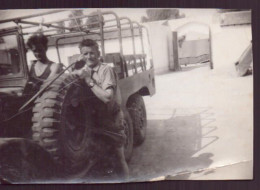 Photo ( 8 X 5 Cm ) " Soldat à Côté D'un Véhicule Militaire " Tunisie - Guerra, Militari