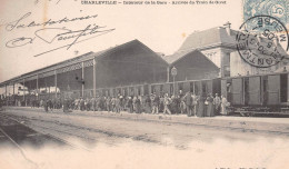 CHARLEVILLE (Ardennes) - Intérieur De La Gare - Arrivée Du Train De Givet - Précurseur Voyagé 1905 (2 Scans) - Charleville