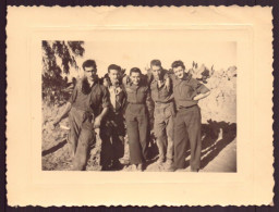 Photo ( 11 X 8 Cm ) " Groupe De Soldats Près Des Rochers " Tunisie - Oorlog, Militair