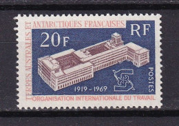 D 689 / TAAF / N° 32 NEUF** COTE 29€ - Poste Aérienne