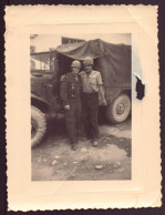 Photo ( 11 X 8 Cm ) " Soldats Qui Portent Un Casque, Devant Un Camion " ( Trou ) - Guerra, Militari