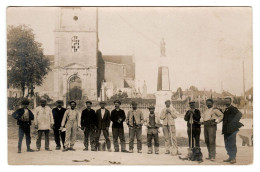 PRISCHES : Ouvriers Avec Un Chien Devant Le Monument Et L'église - Carte Photo (F8034) - Other & Unclassified