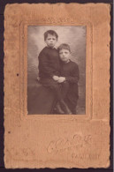 Photo Sur Carton ( 11 X 7 Cm ) " 2 Enfants Enlacés " Photographe Bénard, Paris - Anciennes (Av. 1900)