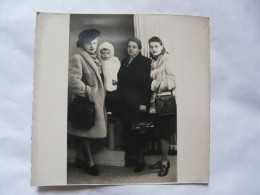 PHOTO ANCIENNE ( 12 X 12 Cm) - SCENE ANIMEE (Famille HIS) - Identifizierten Personen