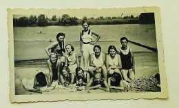 Teenage Girls On The Beach-old Photo - Anonyme Personen