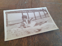 SEEBAD HERINGSDORF - 1924 - KLEINES MAEDCHEN SPIELT In BADEMANTEL Mit TURBAN Auf BADETUCH Im SAND - Nach BERLIN - Orte