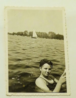 A Young Girl Is Swimming In A Lake - Anonyme Personen