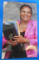 AUTOGRAPHE DE CHRISTINE TAUBIRA SUR PHOTO - Politiques & Militaires