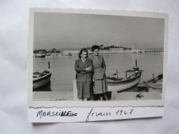 MARSEILLE - PHOTO ANCIENNE ( 9,5 X 6,5 Cm) Sur Support Cartonné - SCENE ANIMEE - Barques - Orte