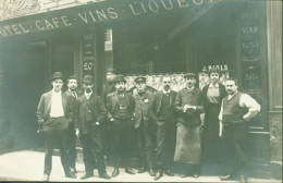 CP CPA Carte Photo Hôtel Café Vins Liqueur Vins De Saumur & Beaujolais Marg De Bourgogne J Riols ? Groupe D'hommes - Autres & Non Classés