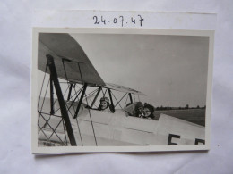 PHOTO ANCIENNE (9,5 X 6,5 Cm) Sur Support Cartonné - AVION - Scène Animée 1947 - Aviación