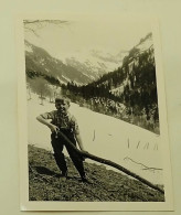 A Boy Is Carrying A Tree Branch With Difficulty - Personas Anónimos