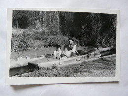 PHOTO ANCIENNE (9 X 14 Cm) Sur Support Cartonné : Scène Animée - Pedalo ? - Objets