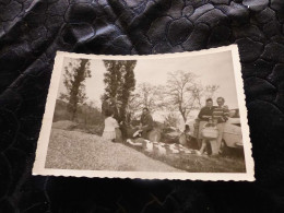 P-740 , Photo ,Pique-nique Au Somment Du Col De L'Escrinet, Ardèche, 1964 - Places