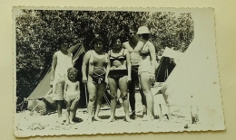 A Little Girl, Four Women And A Man At The Tent - Anonyme Personen