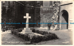 R106897 Nurse Cavells Grave. Norwich Cathedral. Walter Scott. RP - Welt