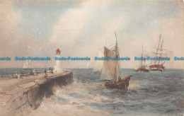 R106908 Old Postcard. Lighthouse And Ships - Welt