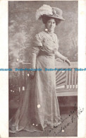 R106911 Old Postcard. Woman - Welt