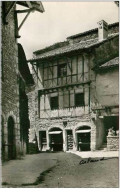 01.PEROUGES.MAISON A ENCOBELLEMENT SUR LA PLACE ATELIER DE TISSERAND.CPSM - Pérouges