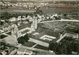 01.BOURG EN BRESSE.VUE AERIENNE.EGLISE DE BROU ET LE CLOITRE.CPSM - Brou - Kerk